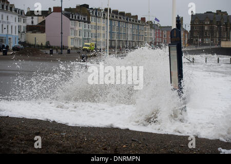 Aberystwyth Wales UK Pfund Sonntag, 5. Januar 2014 am Sonntagmorgen bei Flut, dramatischere Wellen bereits angeschlagenen Seafron in Aberystwyth.   Aberystwyth Promenade ist übersät mit Schutt nach Tagen von Fluten und Stürmen. Ein Großteil der Küste durch das schlagen der Wellen stark beschädigt wurde, mit der voraussichtlichen Kosten für die Reparaturen in Millionenhöhe Pfund photo Credit: Keith Morris/Alamy Live-Nachrichten Stockfoto