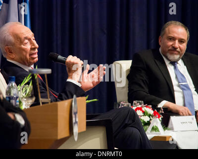 Jerusalem, Israel. 5. Januar 2014. Präsident des Staates Israel, Shimon Peres (L), Adressen Diplomaten, sitzt neben FM Avigdor Lieberman (R) im Ministerium für auswärtige Angelegenheiten. Jerusalem, Israel. 5. Januar 2014.  Staatspräsident Peres eröffnet der Botschafterkonferenz für Leiter der israelischen diplomatischen Vertretungen weltweit neben Außenminister Lieberman im Ministerium für auswärtige Angelegenheiten. Bildnachweis: Nir Alon/Alamy Live-Nachrichten Stockfoto