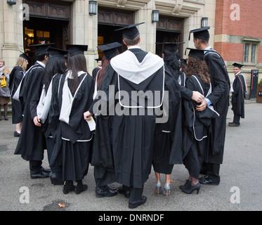 Glückliche Schüler nach ihrer Abschlussfeier an der Universität von Birmingham, UK. Stockfoto