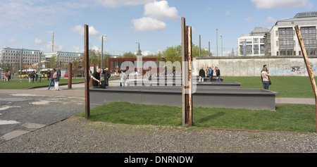 Blauer Himmel Ansicht grünen Rasen Berliner Mauer Grenzstreifen, Innenwand Beiträge zur Grenze Wand 75, Bergstraße, Bernauer Straße, Berlin Stockfoto