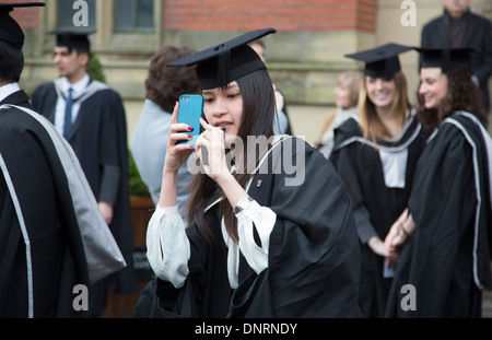 Glückliche Schüler nach ihrer Abschlussfeier an der Universität von Birmingham, UK. Stockfoto
