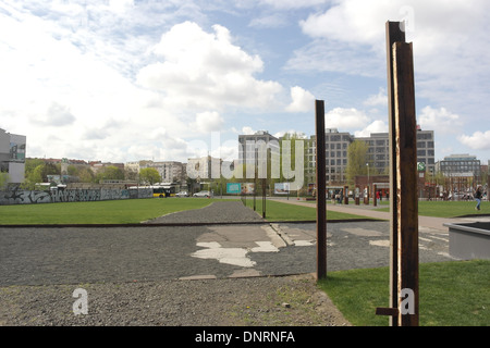 Blauer Himmel korrodiert Metallpfosten Innenwand Decke Wand Kreuzung Bergstraße in Richtung Gartenstrasse, Berliner Mauer, Bernauer Straße Stockfoto