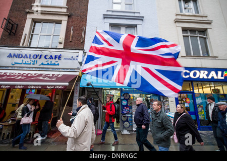 English Defence League (EDL) Anhänger protestieren in Edgware Road, London Stockfoto