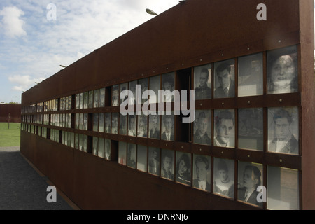 Blauer Himmel schräge Rückseite Blick auf 128 Bilder in dem Fenster des Gedenkens an die Opfer der Berliner Mauer, Berliner Mauer, Bernauer Straße Stockfoto