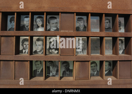 Sonnige Aussicht drei Zeilen Schwarzweiß-Fotos 20 Berliner Mauer Opfer getötet 1966-1970, Fenster des Gedenkens, Bernauer Straße Stockfoto
