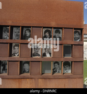 Sonnige Aussicht drei Zeilen 15 Fotos Berliner Mauer Opfer tötete 1980-1989, Fenster des Gedenkens, Berliner Mauer, Bernauer Straße Stockfoto