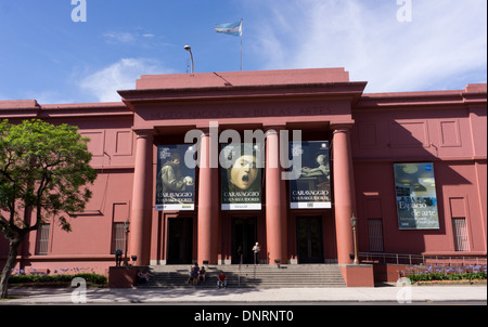 Buenos Aires, 18. Dezember 2012: Besucher am Eingang von dem National Museum of Fine Arts (MNBA) in Buenos Aires. Stockfoto