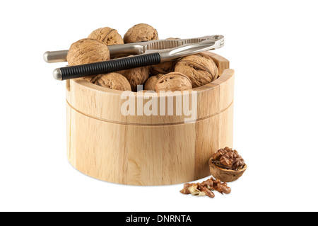 Walnüsse in Utensil mit Nussknacker isoliert auf weißem Hintergrund mit Beschneidungspfad Stockfoto