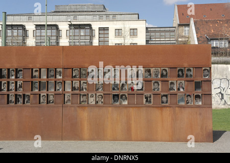 Blauer Himmelsblick auf 56 Berliner Mauer Opfer Bilder aus dem Jahr 1966-1989, Fenster des Gedenkens, Gedenkstätte Berliner Mauer, Bernauer Straße Stockfoto