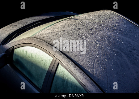 FROST UND EIS AUF EINEM AUTO MORGENS MIT FRÜHEN MORGEN SONNE EINFACH ZU ERREICHEN Stockfoto