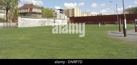 Blau Blick in den Himmel auf die Gedenkstätte Berliner Mauer und Grenze Wand 75, Gedenk-Kreuz Sophien Friedhof steigt Rasen, Bernauer Straße Stockfoto