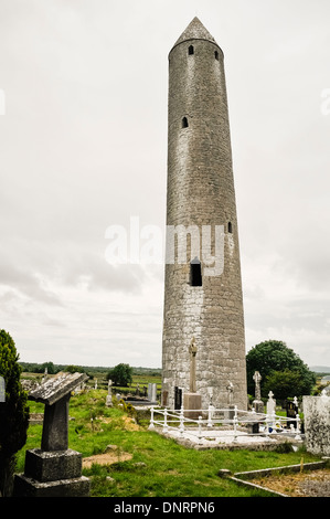 Kilmacduagh Kirche, Friedhof und roundtower, County Galway, Irland Stockfoto