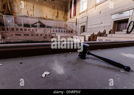 Auf der Bank in einem verlassenen Gerichtsgebäudes Hammer Stockfoto