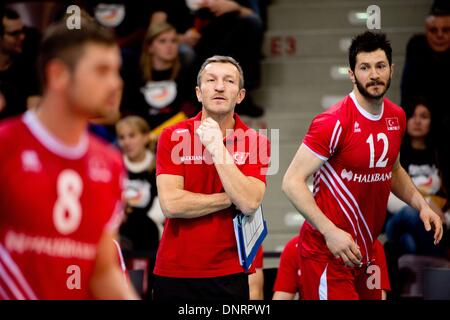 Türkei Trainer Emanuele Zanini (M) steht neben dem Spieler Emre Batur (R) während des World Cup Qualifier-Volleyball-Matches zwischen Kroatien und der Türkei im MHP-Arena in Ludwigsburg, Deutschland, 4. Januar 2014. Foto: SEBASTIAN KAHNERT Stockfoto