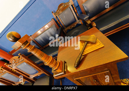 Hammer und Spalte in eine Freimaurerloge Zimmer Stockfoto