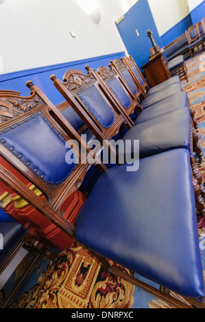 Reihe von blauen Stühlen in eine Freimaurerloge Zimmer Stockfoto