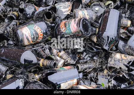 Stapel der leeren Flaschen Baileys an einem Recycling Center Stockfoto