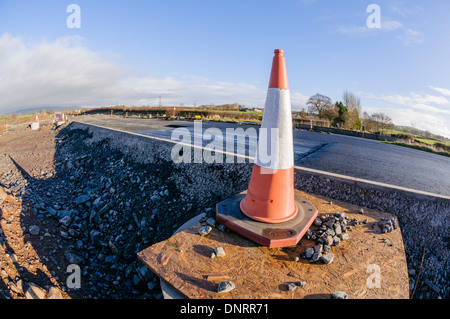 Verkehr Kegel an der Seite einer neu gebauten Straße Stockfoto