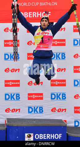 Oberhof, Deutschland. 5. Januar 2014. Französische Biathletin Martin Fourcade Jubel nach dem Sieg der Herren 15 km Massenstart bei den Biathlon-Weltcup in der DKB Skiarena in Oberhof, Deutschland, 5. Januar 2014 auf dem Podium. Foto: MARTIN SCHUTT/Dpa/Alamy Live News Stockfoto