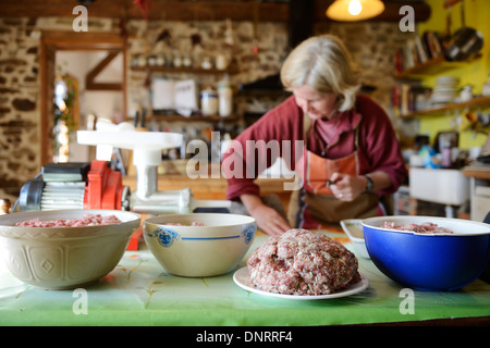 Würstchen in einer Küche der Familie zu machen Stockfoto