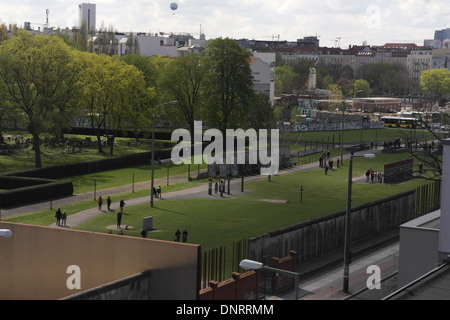 Dokumentationszentrum Reichsparteitagsgelände anzeigen Grasgrün Sophien-Friedhof geteilt durch ehemaligen Grenzstreifen, Gedenkstätte Berliner Mauer, Bernauer Straße Stockfoto