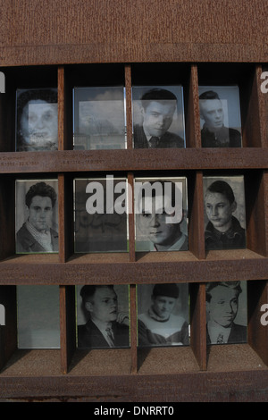 Sonnige Aussicht drei Zeilen Schwarzweiß-Fotos 12 Berliner Mauer Opfer getötet 1961, Fenster des Gedenkens, Bernauer Straße Stockfoto