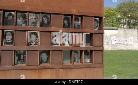 Sonnige Aussicht Schwarzweiß-Fotos von 17 Berliner Mauer Opfer getötet 1977-1989, Fenster des Gedenkens, Bernauer Straße Stockfoto
