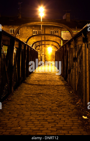 Fußgängerbrücke über den Fluß Calder bei Nacht, Sowerby Bridge, West Yorkshire Stockfoto