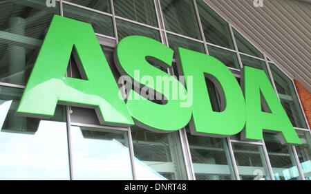 Datei-PICS - Asda Supermarkt, Biggleswade, Bedfordshire.  Bewaffnete Räuber entkam mit einer erheblichen Menge an Bargeld und links einen Wachmann verletzt nach einem Samstagabend Überfall auf Asda Supermarkt in Biggleswade, Bedfordshire.  Mitarbeiter waren bis im Store auf 22:00 auf Samstag, 4. Januar 2014 kassieren, wenn vier maskierte Männer eingegeben und verlangte Geld. Sie waren bewaffnet mit was wird geglaubt, um Kupferrohre auszusehen wie Waffen hergestellt wurden.  Sie Mitarbeiter bedroht und angegriffen einen Wachmann vor der Flucht in einem blauen Audi A4 mit falschen Kennzeichen Foto von Keith Mayhew Stockfoto