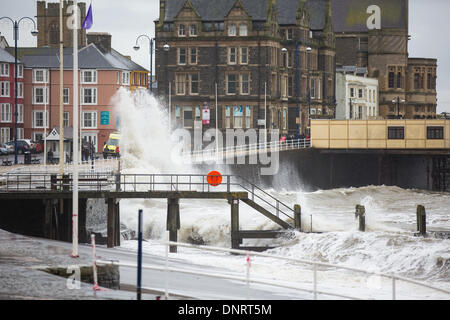 Aberystwyth, Wales, UK. 5. Januar 2013. Hochwasser und starke Winde weiterhin Aberystwyth und der Küste des mittleren Wales zu peitschen. Große Wellen brach über die Promenade und der RNLI startete das Rettungsboot Aberystwyth als Vorsichtsmaßnahme, patrouillieren die Küste rund um die Stadt. Trotz des schweren Wetters besuchten viele Menschen die Promenade um für sich die Verwüstungen durch wiederholte Stürme zu sehen. Der Welsh Assembly Minister für natürliche Ressourcen und Nahrung, Alun Davies, besuchte die Stadt um anzuzeigen und den Schaden zu beurteilen. Bildnachweis: atgof.co/Alamy Live News Stockfoto