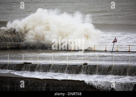 Aberystwyth, Wales, UK. 5. Januar 2013. Hochwasser und starke Winde weiterhin Aberystwyth und der Küste des mittleren Wales zu peitschen. Große Wellen brach über die Promenade und der RNLI startete das Rettungsboot Aberystwyth als Vorsichtsmaßnahme, patrouillieren die Küste rund um die Stadt. Trotz des schweren Wetters besuchten viele Menschen die Promenade um für sich die Verwüstungen durch wiederholte Stürme zu sehen. Der Welsh Assembly Minister für natürliche Ressourcen und Nahrung, Alun Davies, besuchte die Stadt um anzuzeigen und den Schaden zu beurteilen. Bildnachweis: atgof.co/Alamy Live News Stockfoto