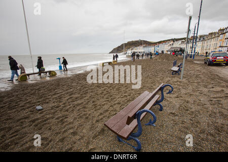 Aberystwyth, Wales, UK. 5. Januar 2013. Hochwasser und starke Winde weiterhin Aberystwyth und der Küste des mittleren Wales zu peitschen. Große Wellen brach über die Promenade und der RNLI startete das Rettungsboot Aberystwyth als Vorsichtsmaßnahme, patrouillieren die Küste rund um die Stadt. Trotz des schweren Wetters besuchten viele Menschen die Promenade um für sich die Verwüstungen durch wiederholte Stürme zu sehen. Der Welsh Assembly Minister für natürliche Ressourcen und Nahrung, Alun Davies, besuchte die Stadt um anzuzeigen und den Schaden zu beurteilen. Bildnachweis: atgof.co/Alamy Live News Stockfoto