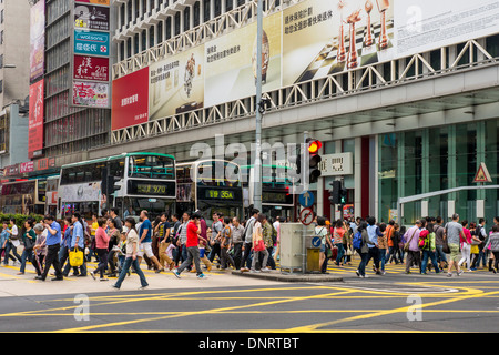 Lebendige Massen von Tsim Sha Tsui, Kowloon, Hong Kong, China Stockfoto