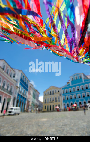 Farbenfrohe brasilianische Wunsch Bänder winken in den Himmel über koloniale Architektur der Pelourinho Salvador Bahia Brasilien Stockfoto