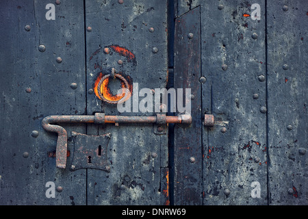 Nahaufnahme Bild der alten Holztür mit Metallknopf und rostige Schraube. Stockfoto