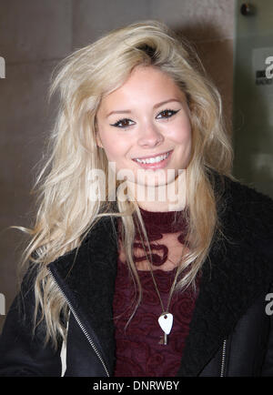 London, UK, 5. Januar 2014. Nina Nesbitt, schottische Singer / Songwriter und Gitarrist aus Edinburgh, Schottland, gesehen bei den BBC-r Stockfoto