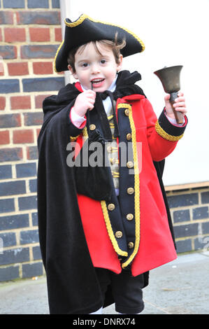 Bankside, London, UK. 5. Januar 2014. Ein kleiner Junge gekleidet als Ausrufer Ringe in Twelfth Night. Bildnachweis: Matthew Chattle/Alamy Live-Nachrichten Stockfoto