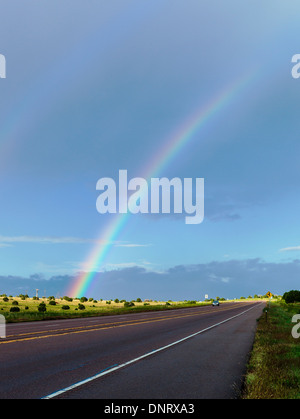 Regenbogen über Felder südlich von Colorado Springs, Colorado, USA Stockfoto