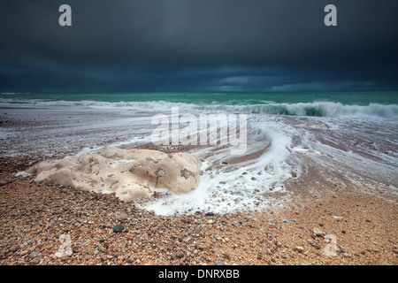 Atlantischen Ozeanwellen am Strand Rosky, Etretat, Normandie, Frankreich Stockfoto