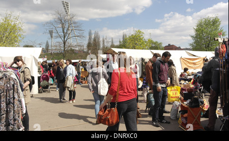 Blauer Himmel weiße Wolken Ansicht, Sportpark, Menschen gehen, Schuhe auf der Stände mit Kleidung, Suche, Mauerpark Flohmarkt, Berlin Stockfoto