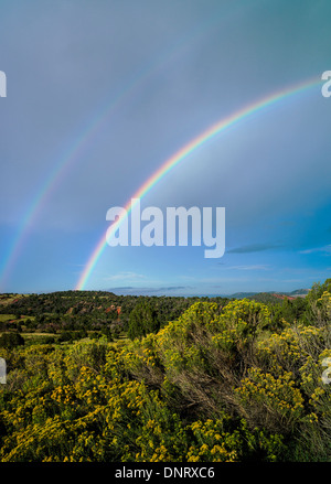 Regenbogen über Felder südlich von Colorado Springs, Colorado, USA Stockfoto