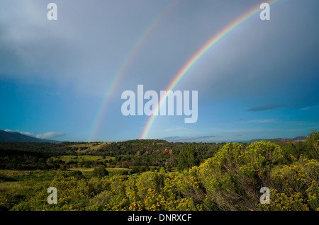 Regenbogen über Felder südlich von Colorado Springs, Colorado, USA Stockfoto