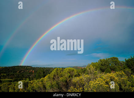 Regenbogen über Felder südlich von Colorado Springs, Colorado, USA Stockfoto