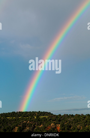 Regenbogen über Felder südlich von Colorado Springs, Colorado, USA Stockfoto