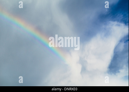 Regenbogen über Felder südlich von Colorado Springs, Colorado, USA Stockfoto