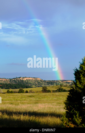 Regenbogen über Felder südlich von Colorado Springs, Colorado, USA Stockfoto