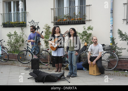 Musikalisches Quartett (zwei Frauen, zwei Männer) singen, Durchführung von Pflaster in der Nähe von Eingang Flohmarkt Mauerpark, Bernauer Straße, Berlin Stockfoto