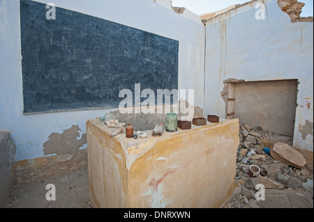 Klassenzimmer und Tafel in einer verlassenen Schule auf eine verlassene Geisterstadt Stockfoto