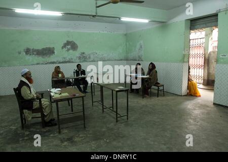 Dhaka, Bangladesch. 5 Jan, 2013. Eine einsame polling Zentrum in Dhaka am 5. Januar 2014. Demonstranten firebombed Wahllokale und angegriffen wie Bangladesch vor Am 5. Januar waren mit Gewalt - geplagt von der Opposition boykottierten Wahl. Stockfoto