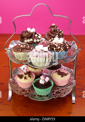 Hausgemachte Muffins auf eine Kuchenplatte Stockfoto